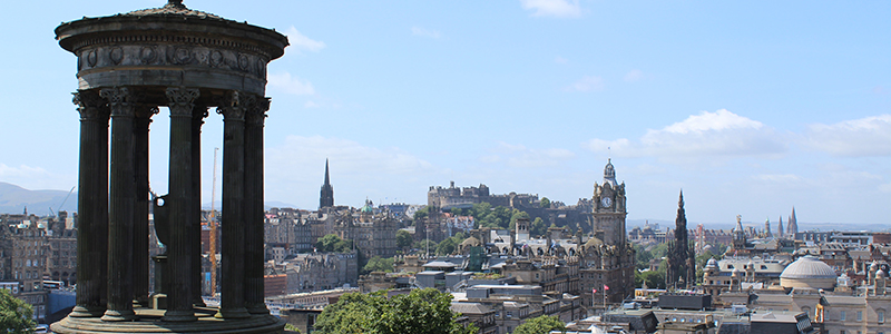 Utsikt över Edinburgh stad på en resa till Skottland.